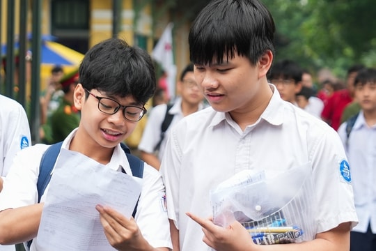 Vì sao hơn 60 trường công ở Hà Nội hạ điểm chuẩn lớp 10?
