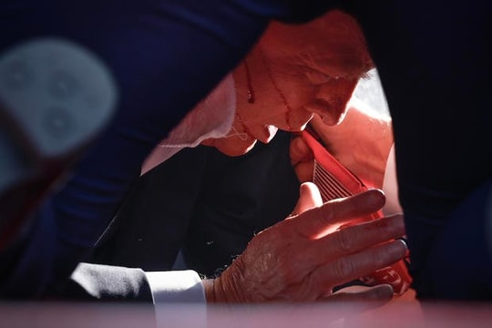 Cựu Tổng thống Mỹ Donald Trump "dường như là mục tiêu của một vụ ám sát"
