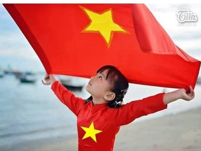 Thủ thỉ với con về tình yêu Tổ quốc