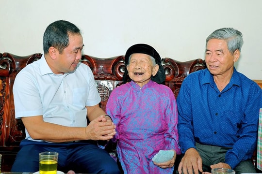 Đồng chí Bí thư Tỉnh uỷ Hải Dương Trần Đức Thắng thăm, tặng quà người có công tiêu biểu