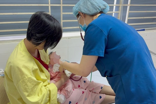 Bé sơ sinh mới chào đời đã lây bệnh thủy đậu từ mẹ