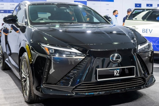 Xe điện Lexus RZ 450e mở bán tại Malaysia, giá hơn 2 tỷ đồng