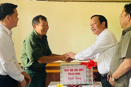 Phó Bí thư Thường trực Tỉnh ủy Hải Dương Lê Văn Hiệu tặng quà gia đình chính sách, người có công tại Chí Linh