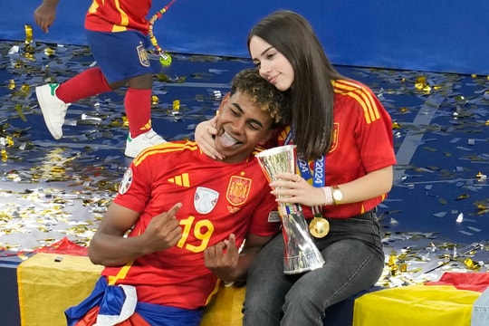 Yamal công khai bạn gái sau khi vô địch Euro 2024