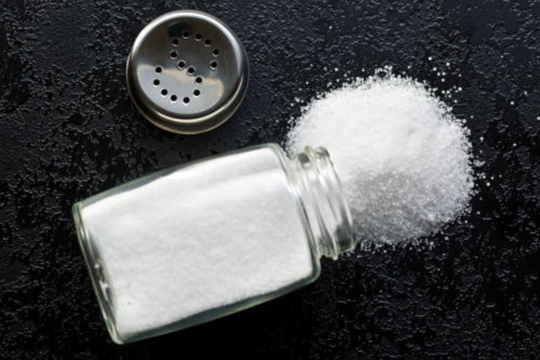 Đặt một ly nước muối trong phòng ngủ có tác dụng gì?