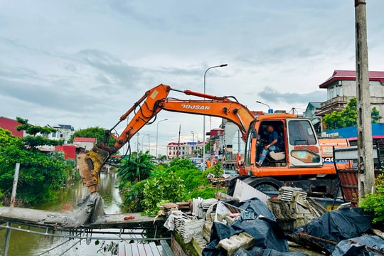 Ninh Giang cưỡng chế tháo dỡ cầu, công trình vi phạm tại xã Hưng Long