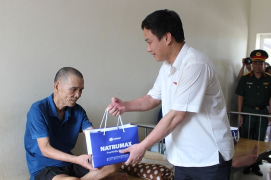 Đồng chí Chủ tịch UBND tỉnh Hải Dương Triệu Thế Hùng thăm, tặng quà người có công