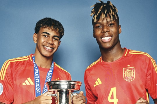 Lamine Yamal, trên đường thành Messi mới của Barca