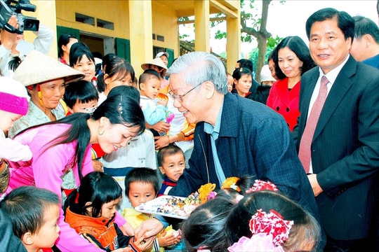 Gần 15 năm trước, đồng chí Nguyễn Phú Trọng về dự ''Ngày hội đại đoàn kết toàn dân tộc'' ở Ninh Giang (Hải Dương)