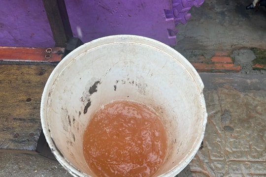 Nước mưa xuống ngõ phố Nguyễn Thị Duệ (TP Hải Dương) đổi màu
