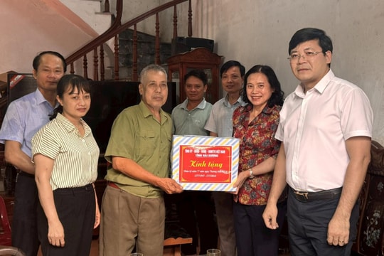 Phó Chủ tịch Thường trực HĐND tỉnh Hải Dương Nguyễn Thị Ngọc Bích thăm, tặng quà gia đình người có công tại thị trấn Gia Lộc