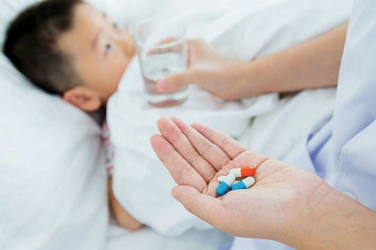 Trẻ sốt cao, nguy kịch khi bố mẹ tự ý dùng kháng sinh