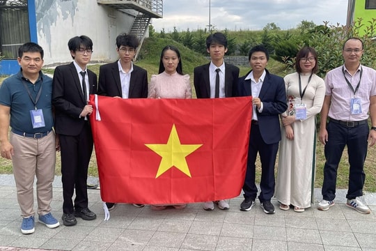 4 học sinh lớp 11 giành huy chương Olympic vật lý châu Âu