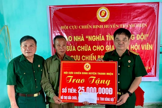 Hội Cựu chiến binh huyện Thanh Miện hỗ trợ sửa chữa nhà cho ông Lê Văn Bở