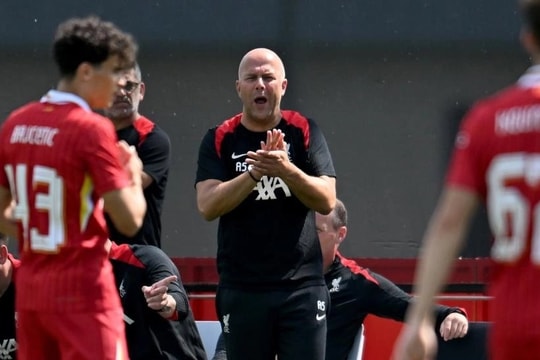 Liverpool thua trận đầu dưới thời huấn luyện viên mới