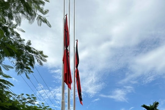 Một số đơn vị ở Hải Dương đã treo cờ rủ tưởng nhớ Tổng Bí thư Nguyễn Phú Trọng
