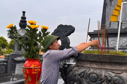 Nghĩa tình người trông đài liệt sĩ hơn 30 năm