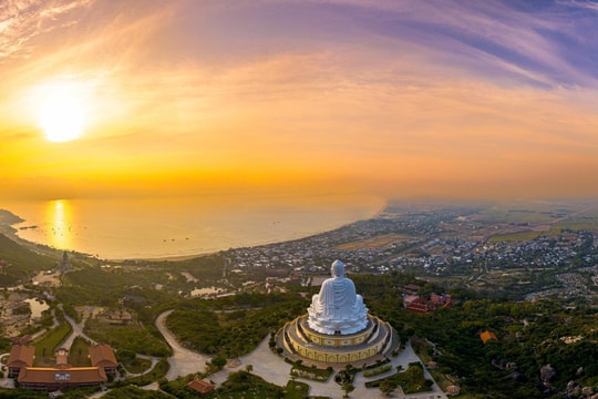 Khám phá thiên đường biển dưới chân tượng phật ngồi khổng lồ tại Bình Định