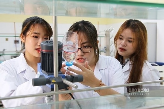 Tuyển y khoa bằng điểm văn