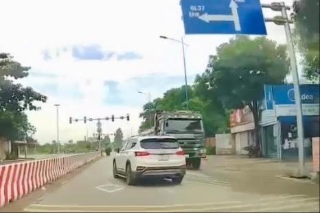 Xe tải đi ngược chiều trên đường 391 qua TP Hải Dương