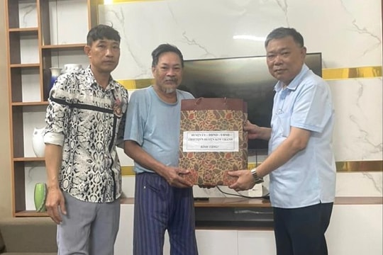 Huyện Kim Thành tặng quà 2 Bà mẹ Việt Nam anh hùng, 15 gia đình chính sách tiêu biểu