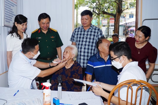Ban Quân dân y tỉnh Hải Dương khám, cấp thuốc cho 350 người có công ở Bình Giang