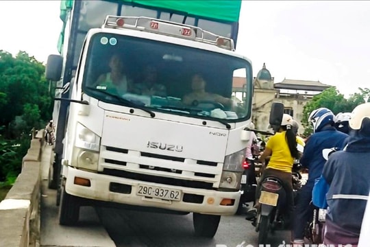 Ô tô trèo lên vỉa hè cầu Cậy (Bình Giang)
