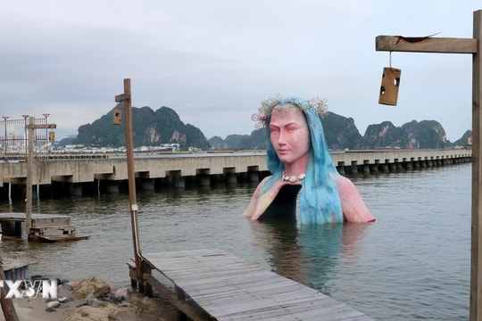 Dừng thu phí tham quan, di dời bức tượng lạ khỏi vùng nước của vịnh Hạ Long
