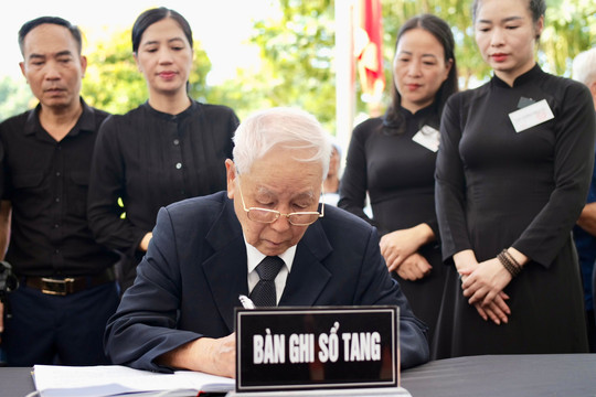 Thầy giáo ngồi xe lăn, ghi sổ tang viếng học trò Nguyễn Phú Trọng tại quê nhà