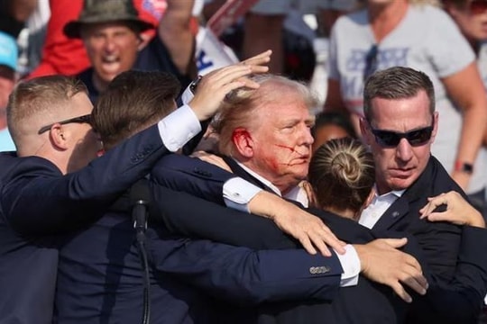 FBI điều tra nghi vấn không phải viên đạn sượt vào tai ông Trump