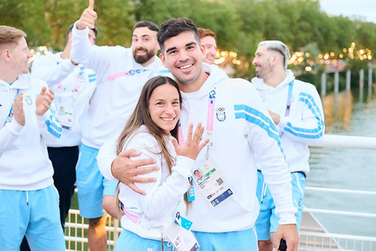 Màn cầu hôn "gây sốt" tại làng vận động viên Olympic Paris 2024