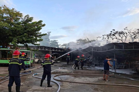 21 xe điện du lịch ở Hội An bị thiêu rụi