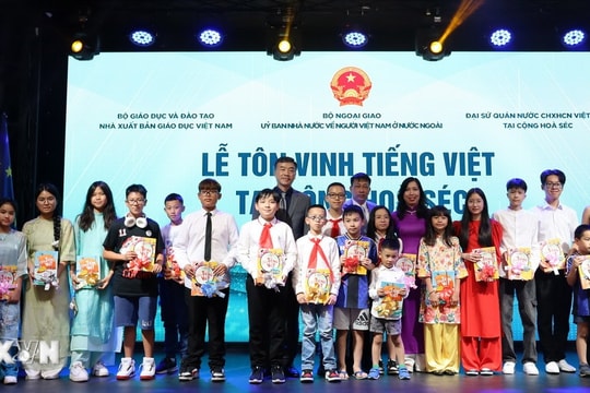Lễ Tôn vinh tiếng Việt của nhiều thế hệ bà con người Việt tại Séc
