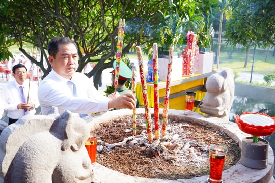 Các đồng chí lãnh đạo tỉnh Hải Dương dâng hương tưởng niệm các anh hùng liệt sĩ