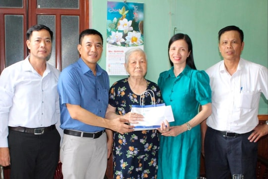 Công ty CP Dược, vật tư y tế Hải Dương phối hợp tặng quà gia đình chính sách ở Nam Chính