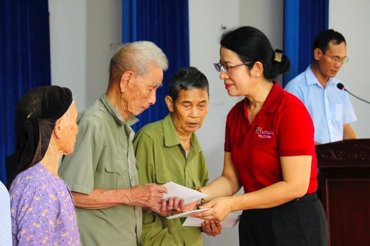 Agribank tri ân người có công, chăm lo gia đình chính sách ở xã Hà Thanh (Tứ Kỳ)