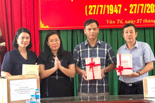 Người tham gia biên tập nhiều sách của Tổng Bí thư Nguyễn Phú Trọng về quê Tứ Kỳ tặng sách của cố Tổng Bí thư