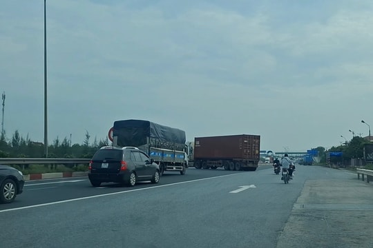 Nhiều ô tô quay đầu trên quốc lộ 5 bất chấp biển cấm