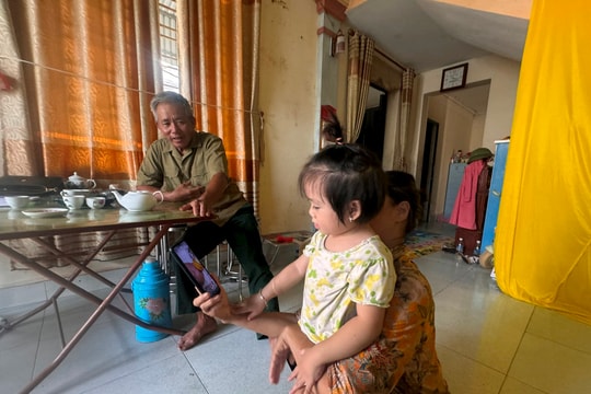 Xót xa cảnh "gà trống" ở xã Liên Hồng (TP Hải Dương) nuôi con khuyết tật