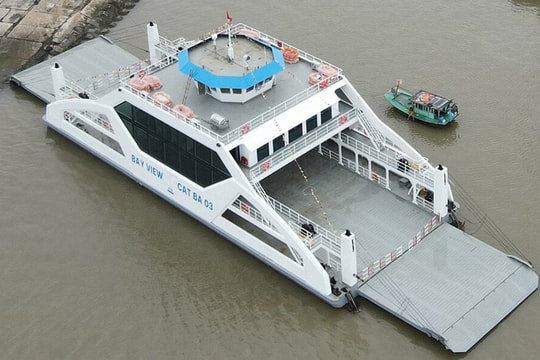 Phà mới dài gần 60m đi vào hoạt động, đưa du khách sang đảo Cát Bà