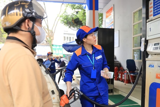 Giảm gần 300 đồng, giá xăng RON95-III về ngưỡng 22.600 đồng/lít