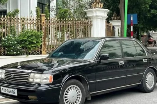 Toyota Crown cũ kỹ hút người Việt