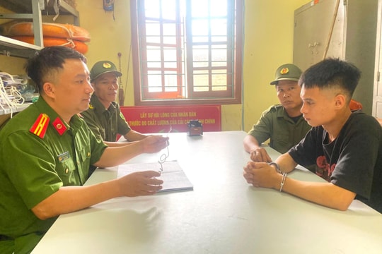 Thanh niên dùng sào gắn đầu dây thép "câu" trộm tiền nhà dân  trong đêm tối