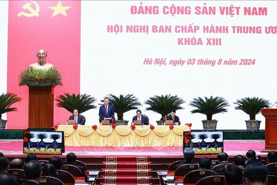 Đoàn kết đưa đất nước tiếp tục phát triển nhanh và bền vững