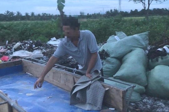 Bắt quả tang đối tượng đổ trộm rác thải công nghiệp ở Kim Thành
