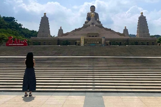 Những nhân viên "chân trong, chân ngoài"