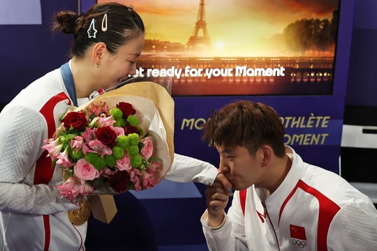 Vận động viên Trung Quốc được cầu hôn ngay sau khi giành huy chương vàng Olympic