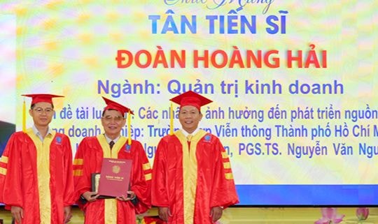 Cụ ông 73 tuổi tốt nghiệp tiến sĩ