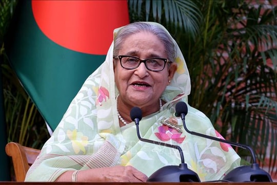 Thủ tướng Bangladesh từ chức, bay đến 'nơi trú ẩn an toàn'