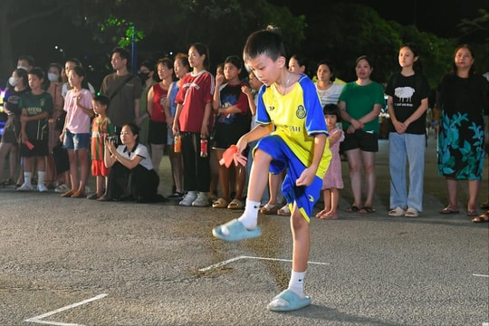 Thi đá cầu, nhảy dây tại phố đi bộ Bạch Đằng
